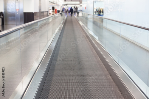 airport moving walkway © aerogondo