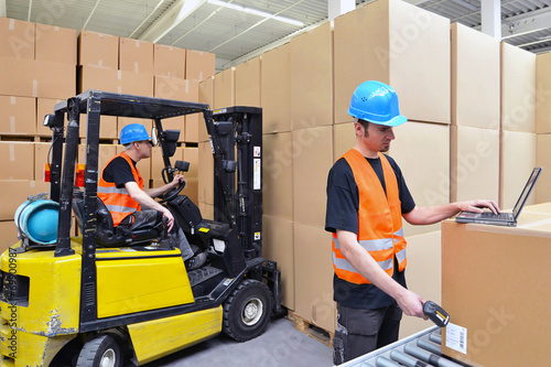 Arbeiter scannt Kiste im Warenlager // Workers in logistics