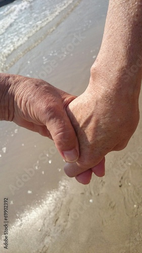 Senioren Händchenhalten am Strand