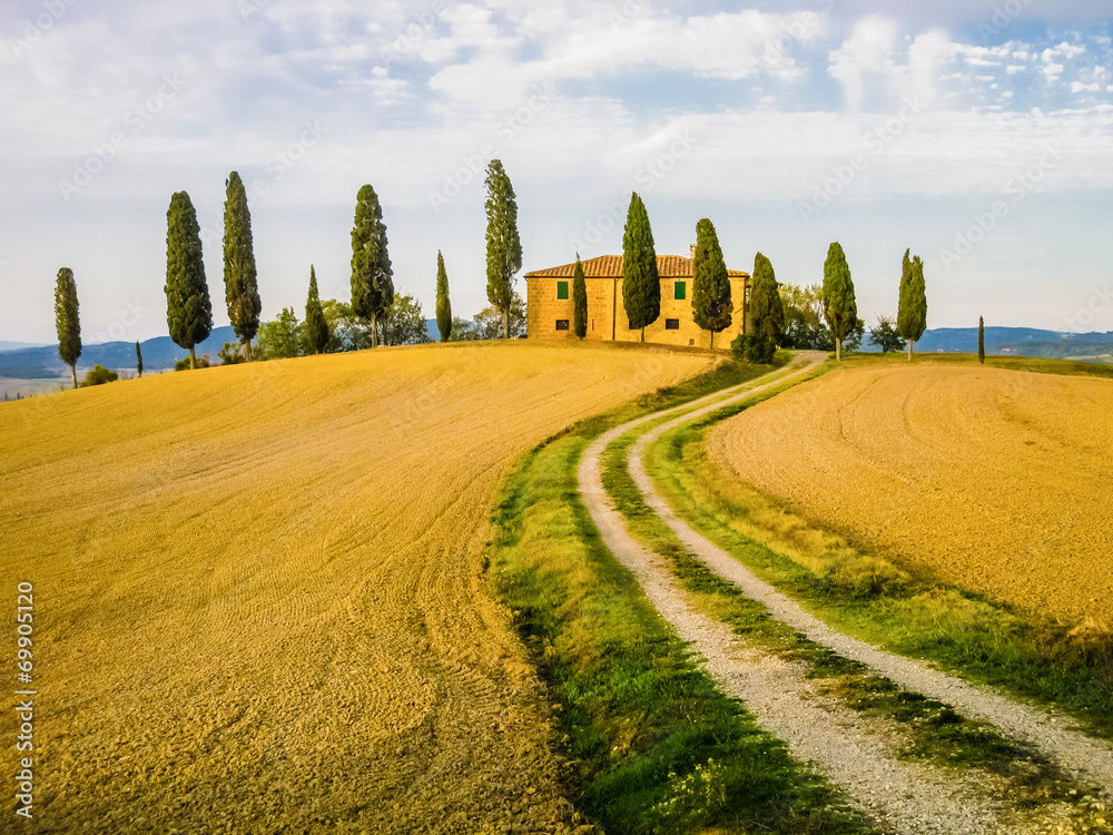Fototapeta premium Typowa farma w toskańskim krajobrazie, Włochy