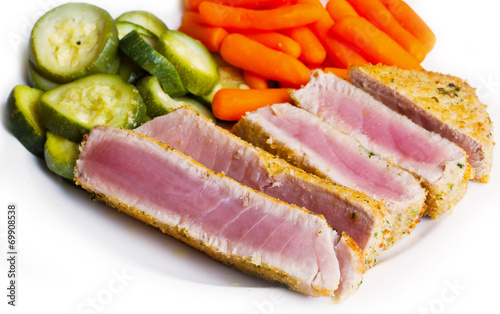 Tuna fillet with vegetables