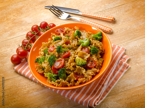 integral pasta with broccoli and fresh tomatoes