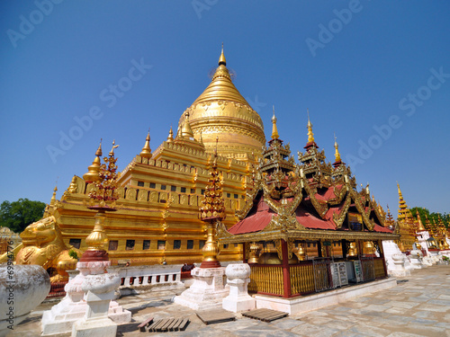 Shwezigon Paya Pagoda, Landmark in Bagan photo