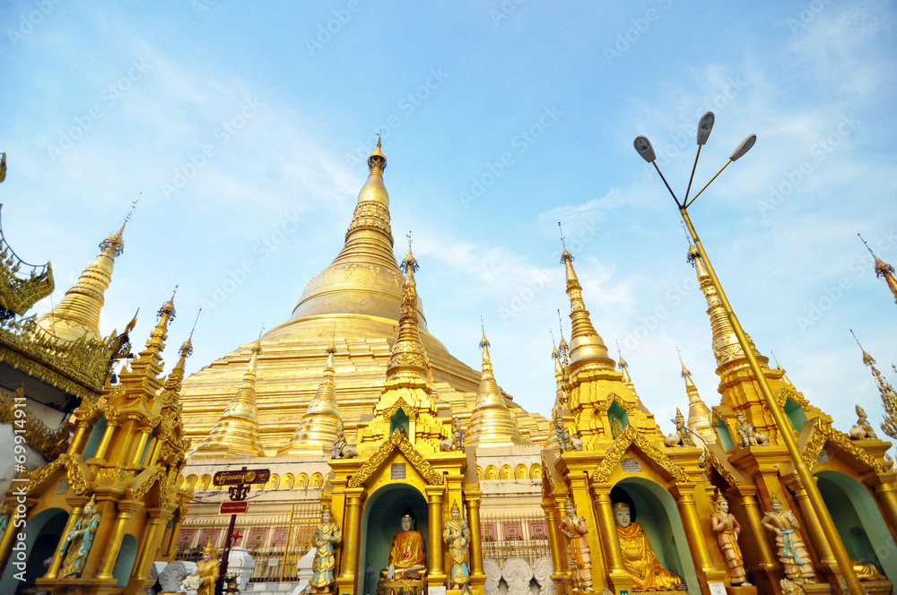 Fototapeta premium Shwedagon Paya in Yangon
