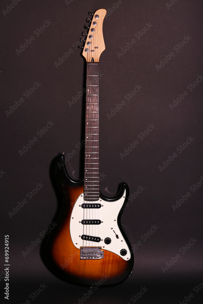 Obraz premium Gitara na ciemnym tle