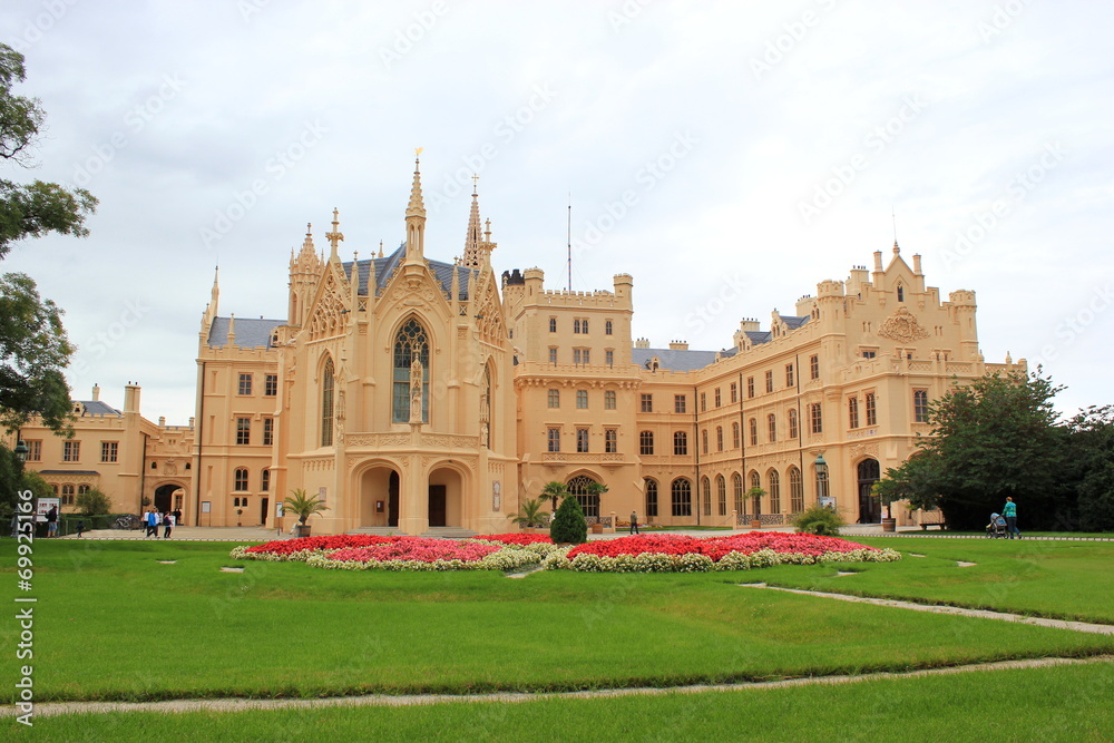 Das berühmte Schloss Lednice im Süden von Tschechien