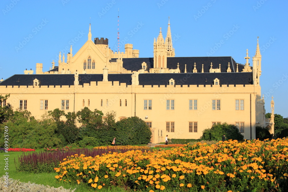 Schloss Lednice mit dem Schlossgarten in Tschechien