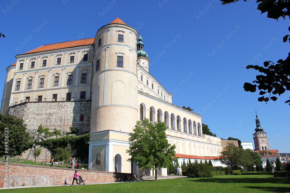 Blick auf Schloss Nikolsburg (Mikulov) in Südmähren (Tschechien)