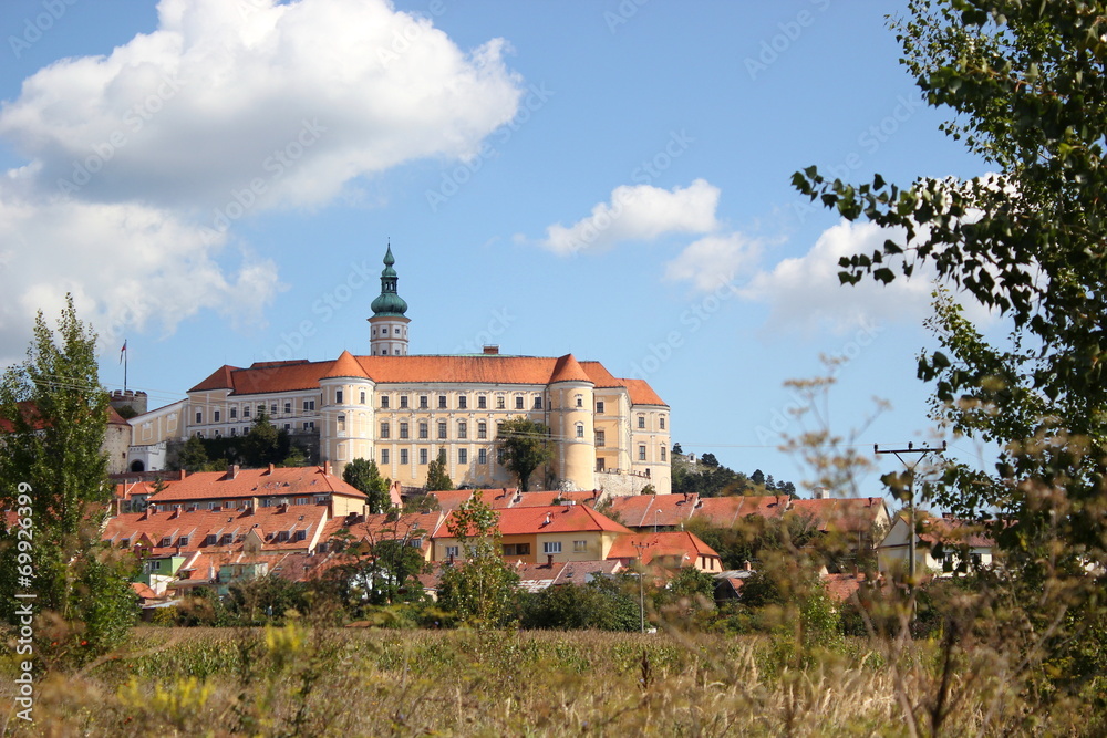 Gesamtansicht von Schloss Mikulov (Nikolsburg) in Tschechien