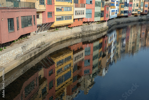 Fototapeta Naklejka Na Ścianę i Meble -  Reflection of colorful houses in Onyar River in Girona, Spain.