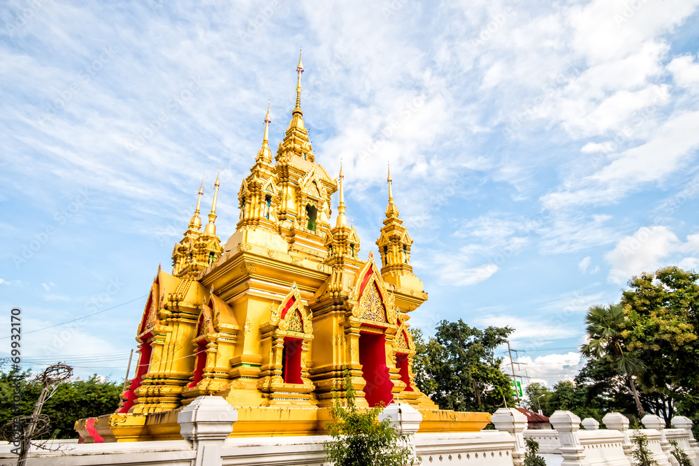 Fototapeta premium golden pagoda in chiangmai Thailand