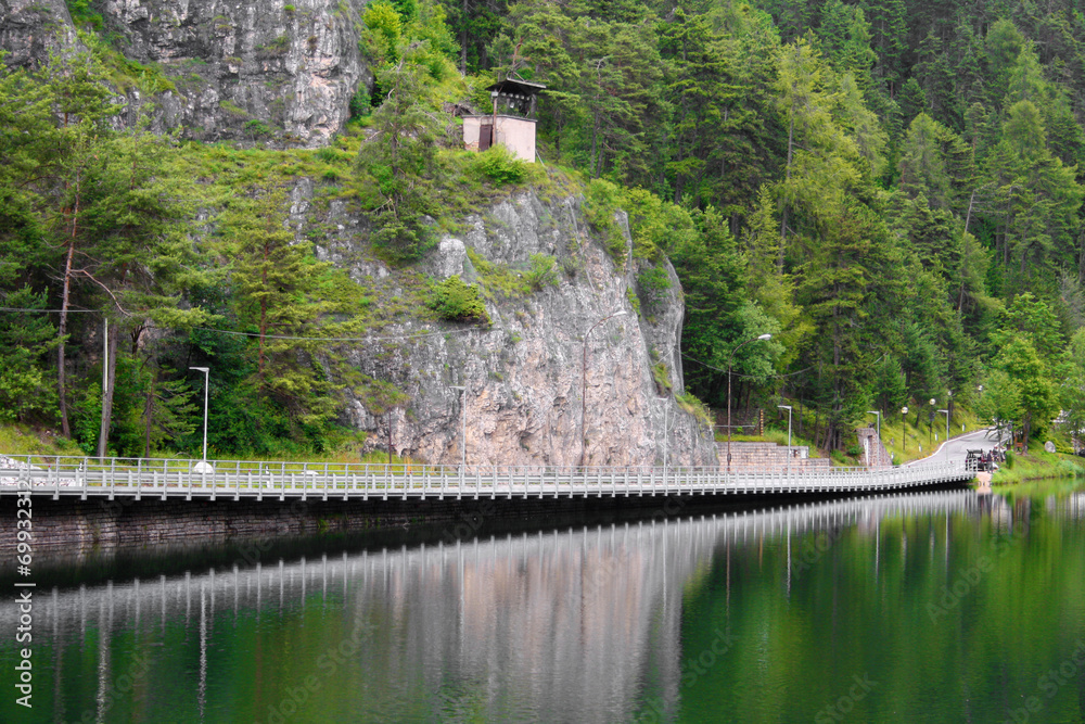 Fototapeta premium PASSERELLA SU LAGO DI MONTAGNA IN VAL DI NON
