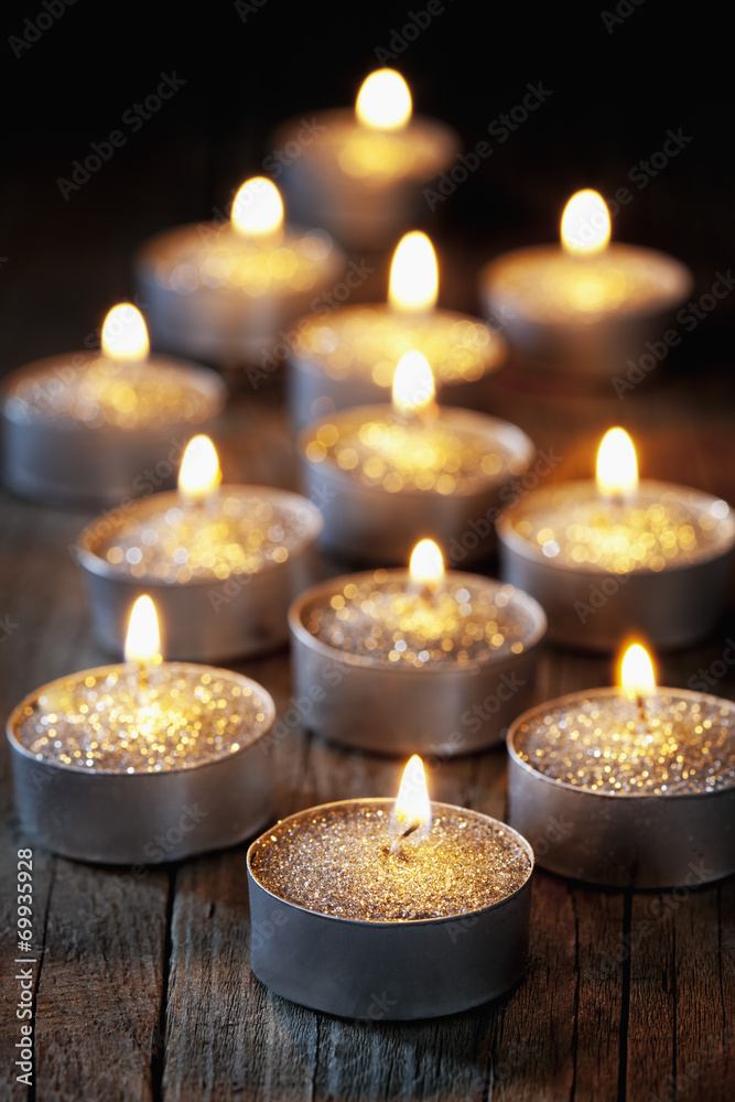 Teelichter, Weihnachtsdekoration auf Holzuntergrund Teelichter, Weihnachtsdekoration auf Holzuntergrund