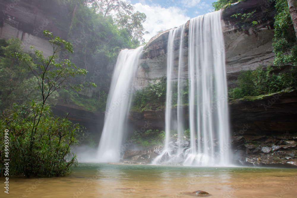 Fototapeta Wodospad piękny w dzikiej naturze