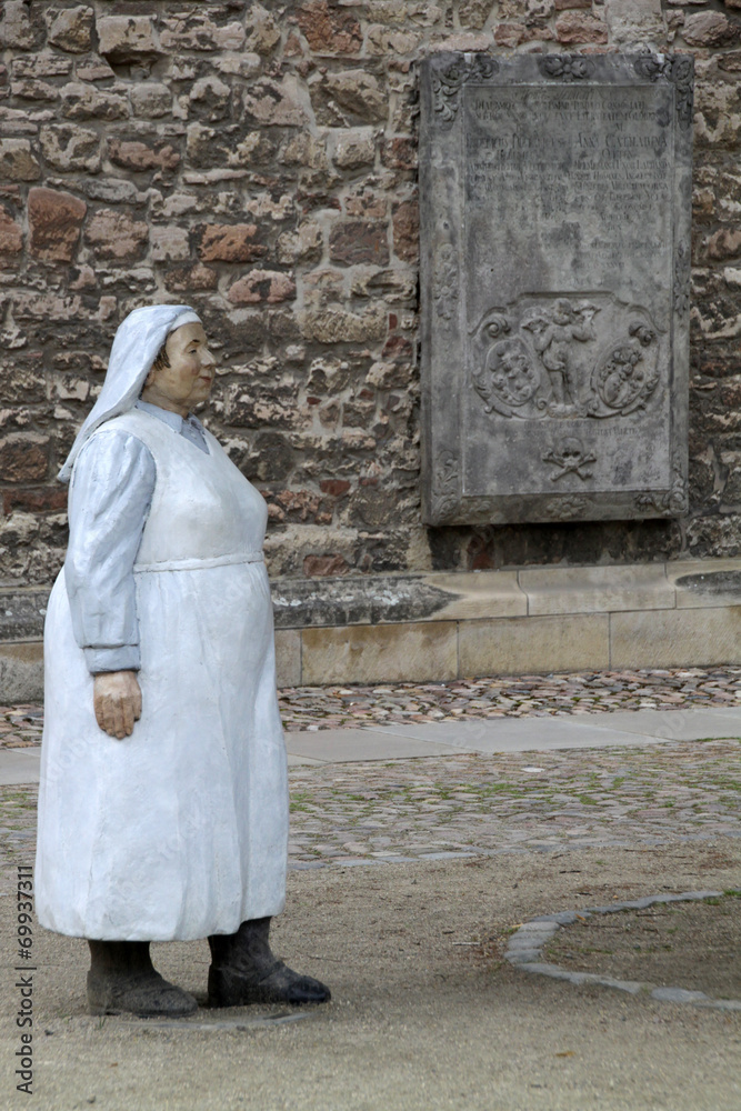 Nonnen auf dem Magni-Kirchplatz