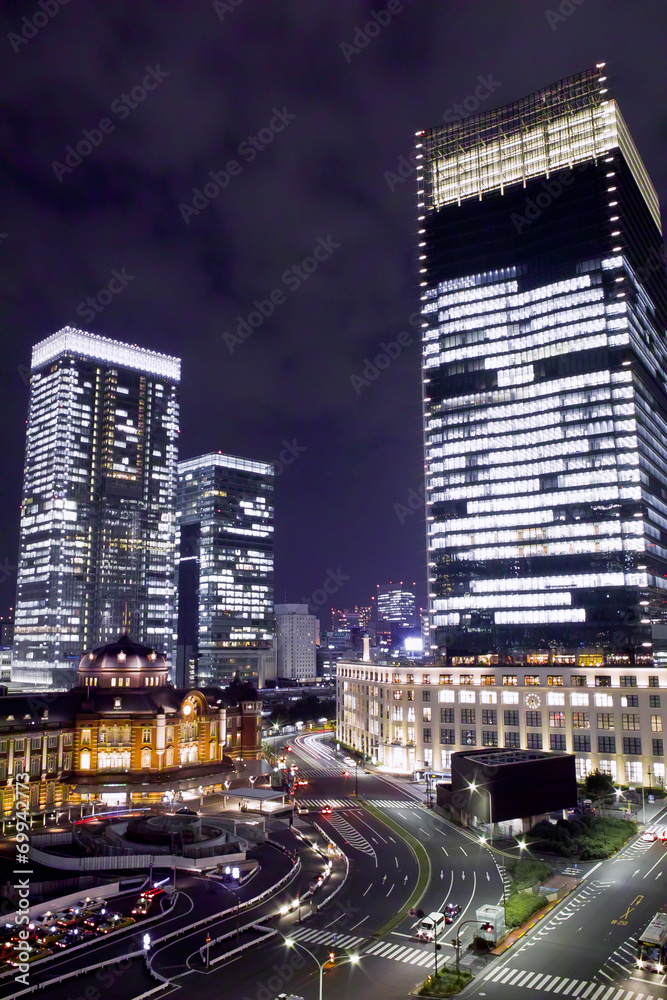 Fototapeta premium 東京駅とJPタワー