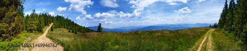 Rozległa panorama na Beskidy © Patrycja