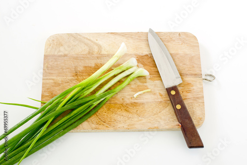 the spring onion on cutting board and knife