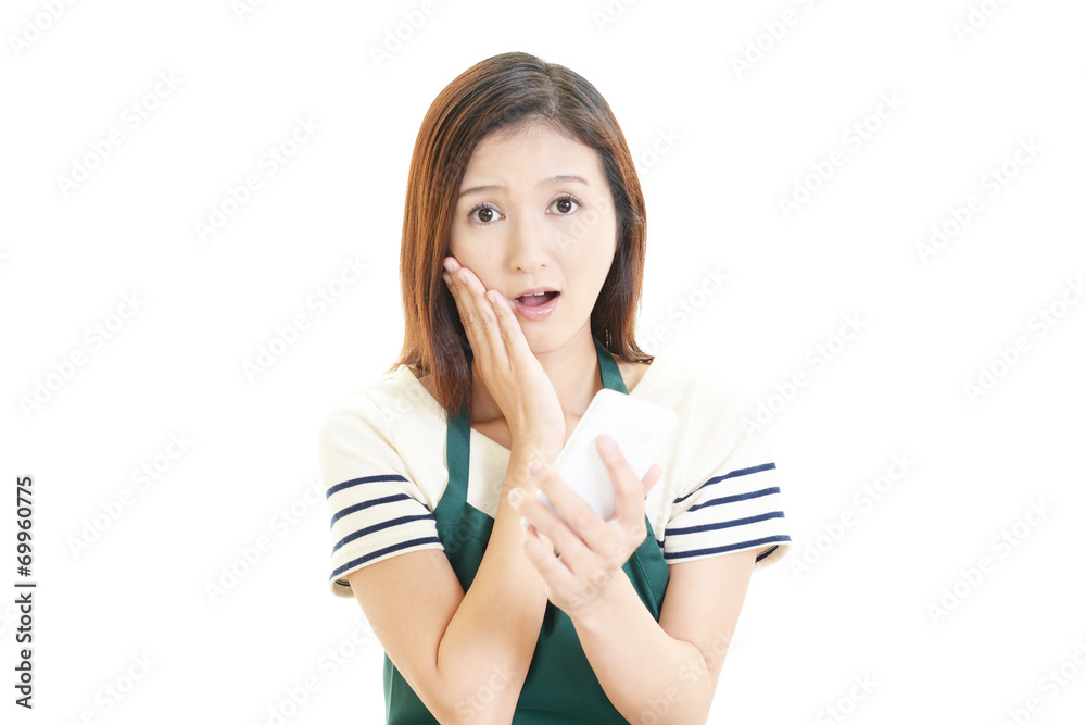 驚いた表情の女性