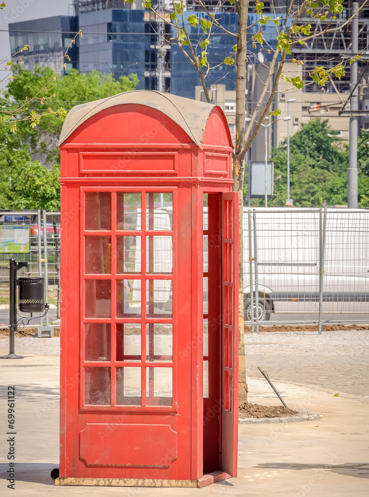 Obraz premium Red British Telephone Booth old and rustic