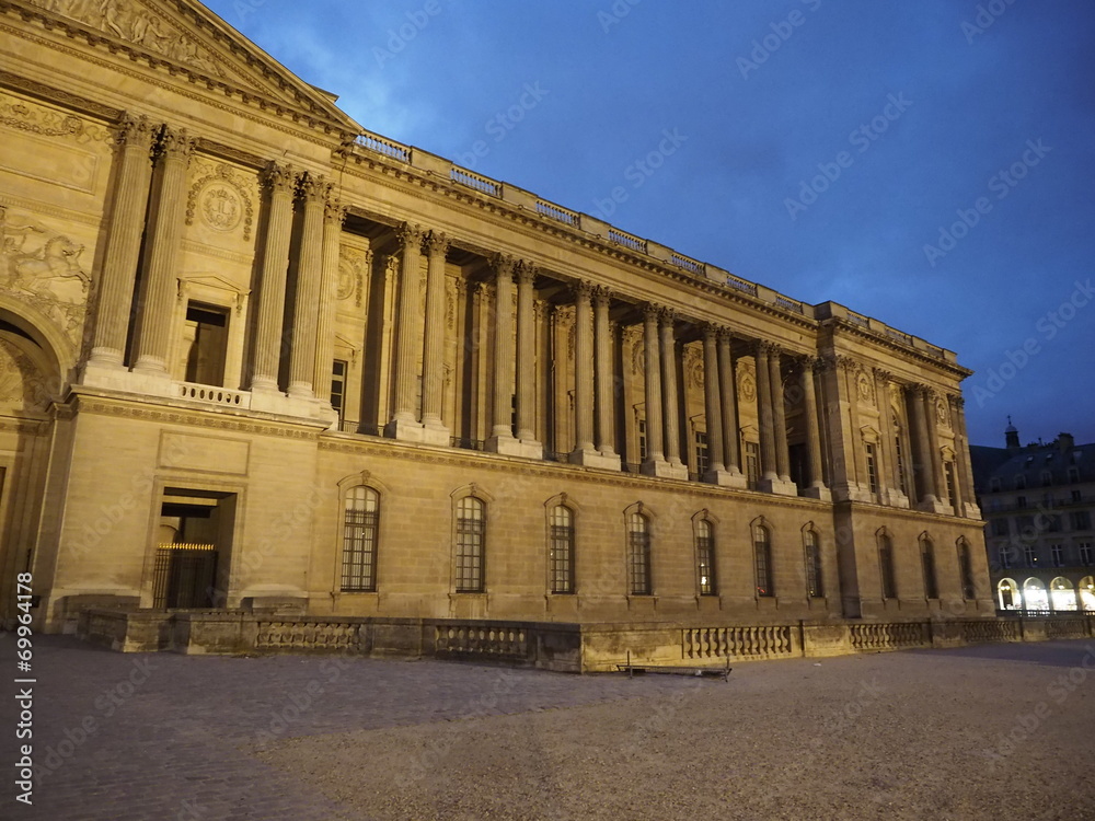 Anochecer en el Museo del Louvre en París