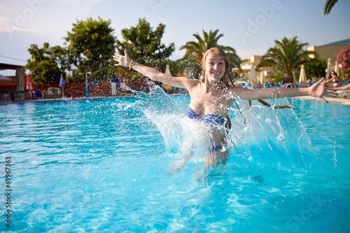 Молодая красивая девушка прыгает в бассейн © dina777
