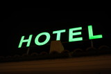 Hôtel néon vert la nuit