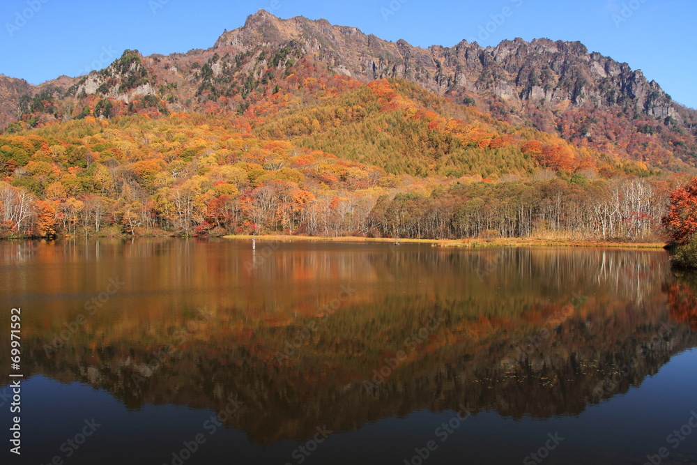 戸隠高原　紅葉の鏡池と戸隠山