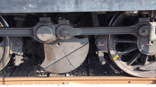 Räder einer alten Diesellok beim Abfahren