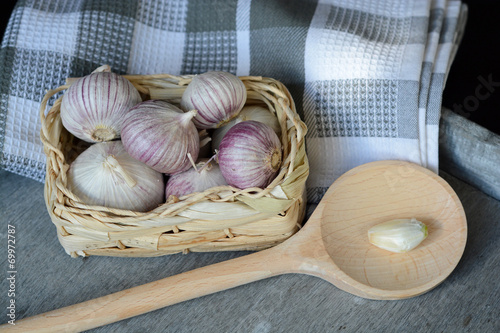 Knoflook in een mandje met kleedje en pollepel photo