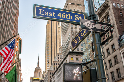 Fotografija Fifth Avenue street signs and buildings