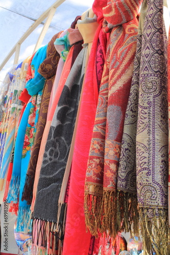 разноцветные шарфы