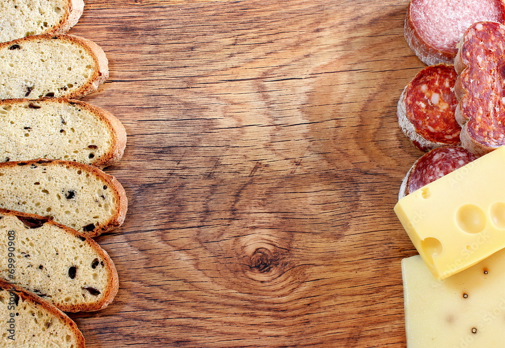 Cornice di salumi,pane e formaggi Cornice di salumi,pane e formaggi