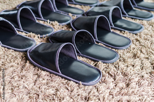 Foto row of black slippers