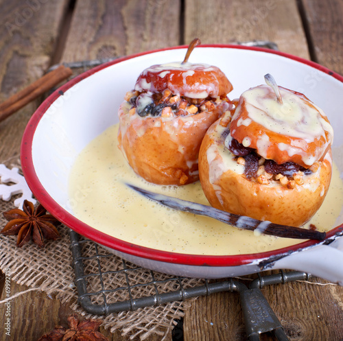 leckere Bratäpfel mit Vanillesoße photo