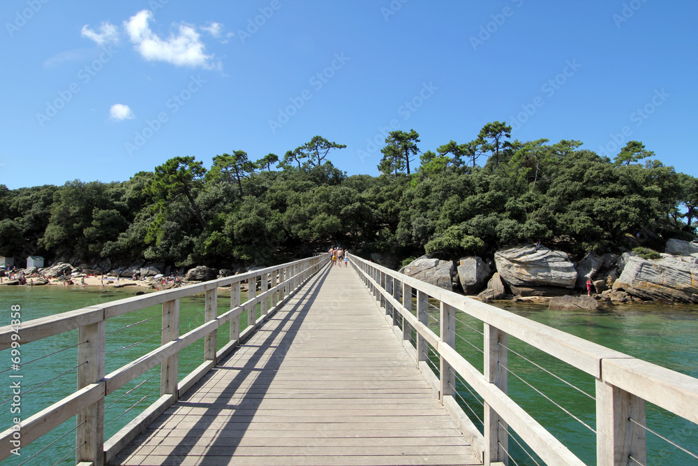 l-estacade-du-bois-de-la-chaise-noirmoutier-photos-adobe-stock
