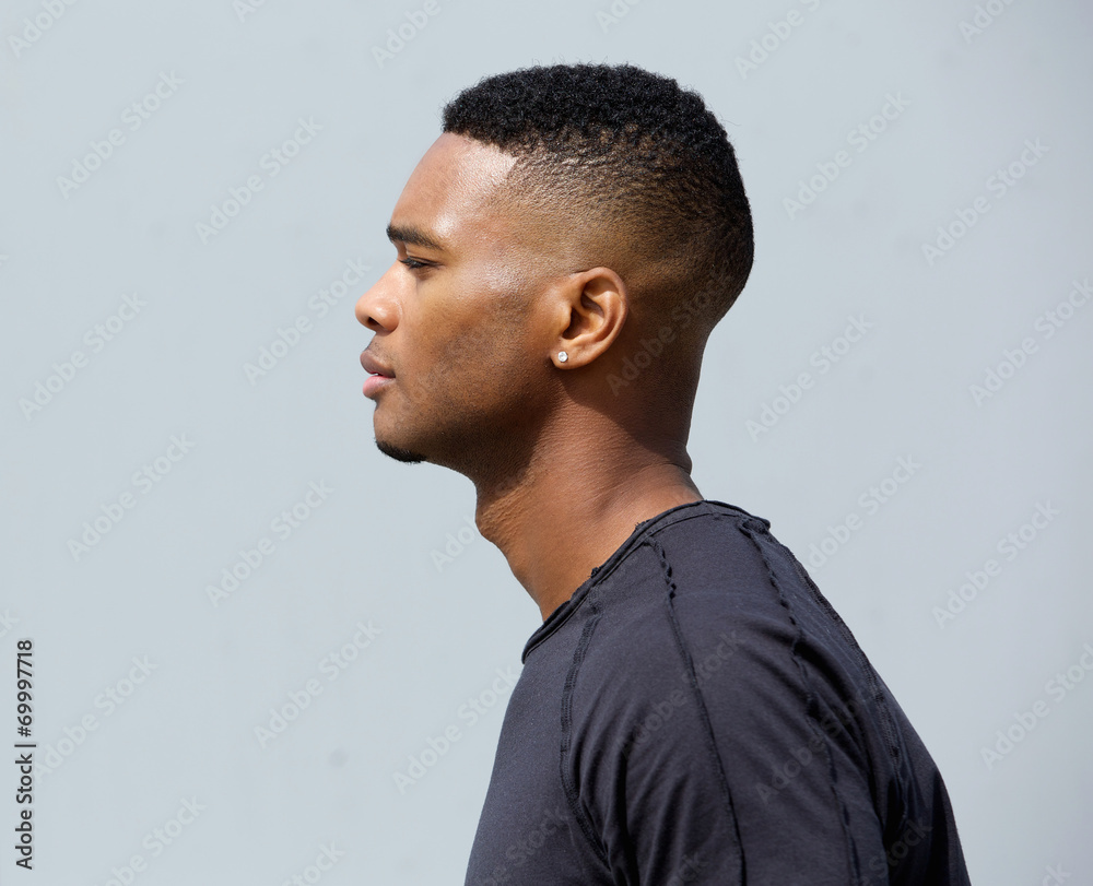 Obraz premium Side view of a young african american man