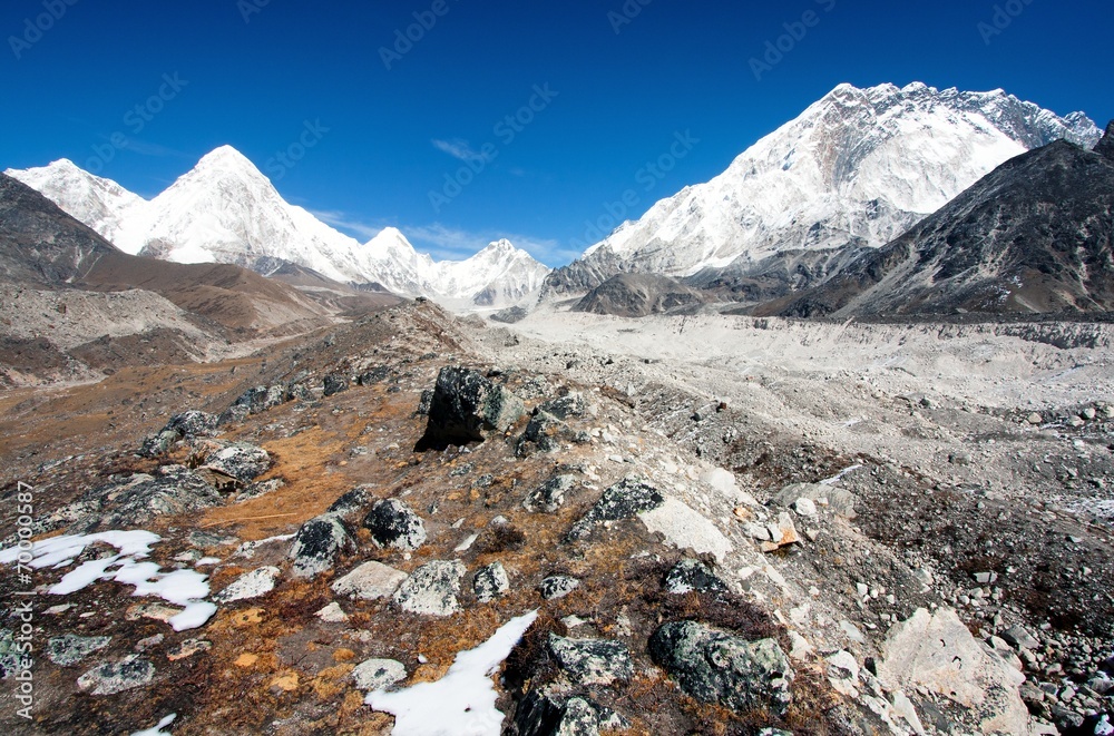 khumbu valley, khumbu glacier and pumo ri peak