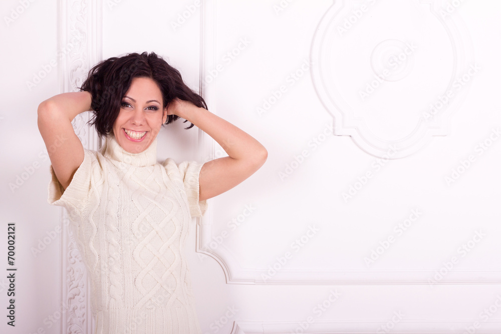 Fototapeta premium girl near a white wall