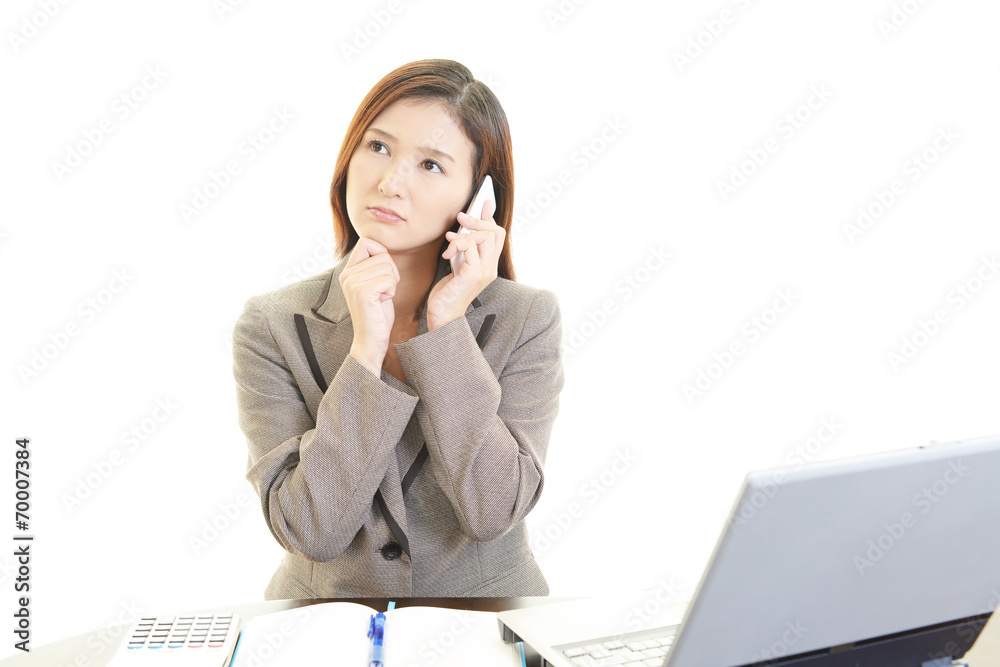 困惑する女性 困惑する女性
