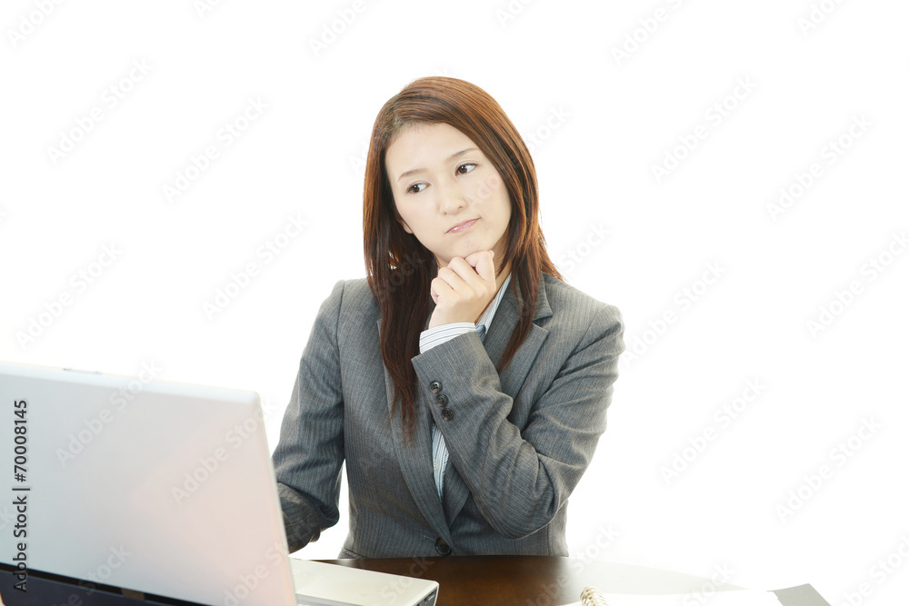 不安な様子の女性 不安な様子の女性