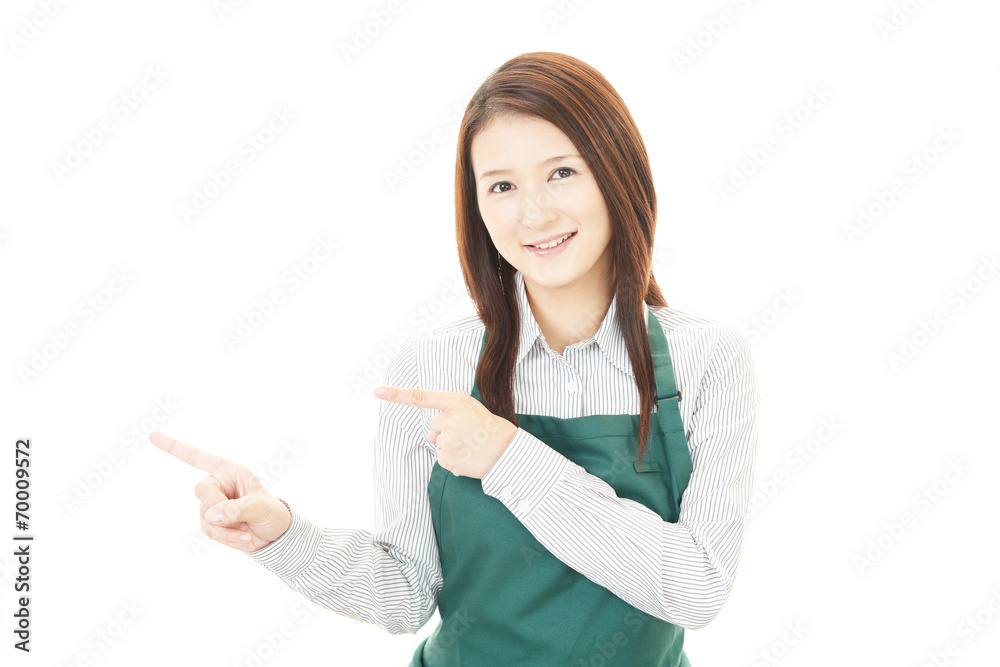 エプロンを着た笑顔の女性