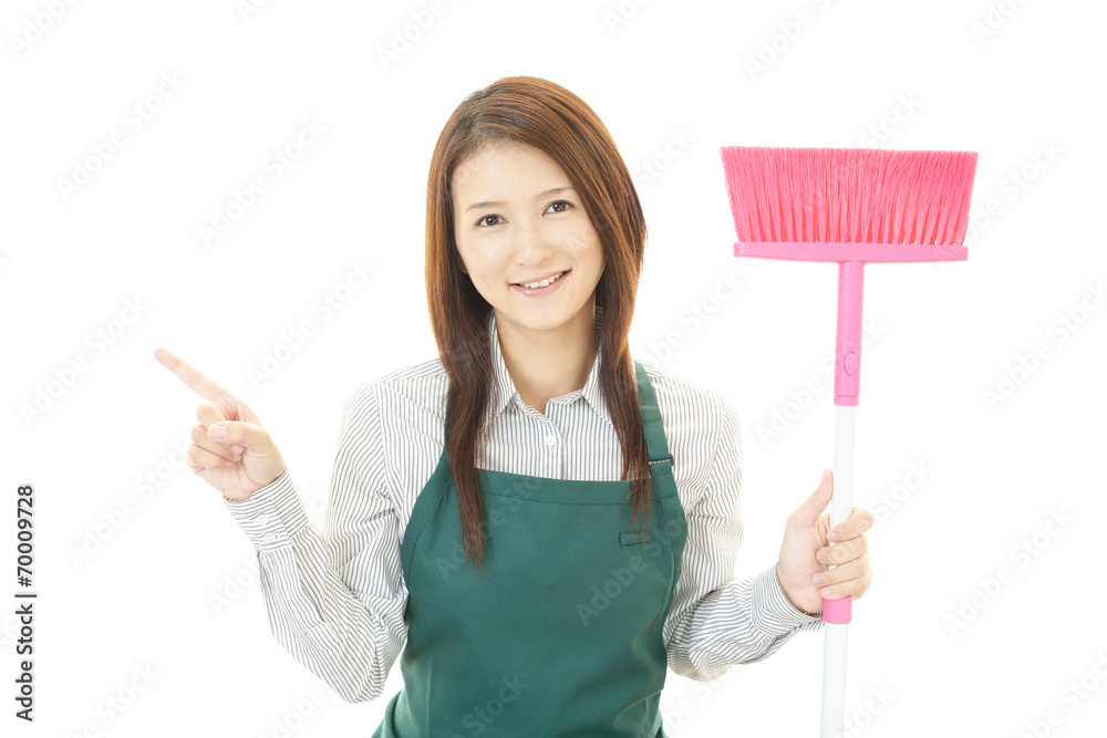 エプロンを着た笑顔の女性 エプロンを着た笑顔の女性