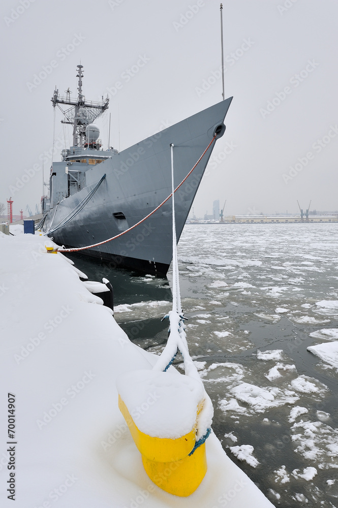 Morze, okręt wojenny w zimowym porcie - obrazy, fototapety, plakaty 