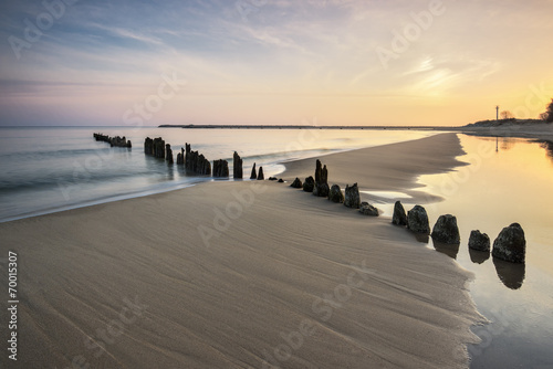 Fototapeta Naklejka Na Ścianę i Meble -  Morze,  plaża o wschodzie słońca