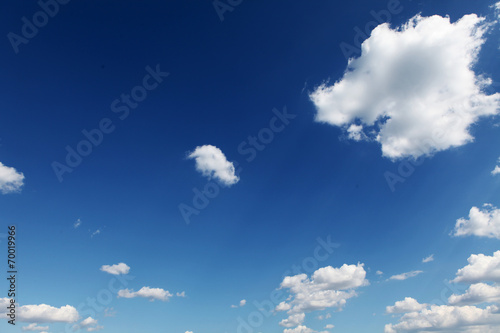 nuages sur ciel bleu