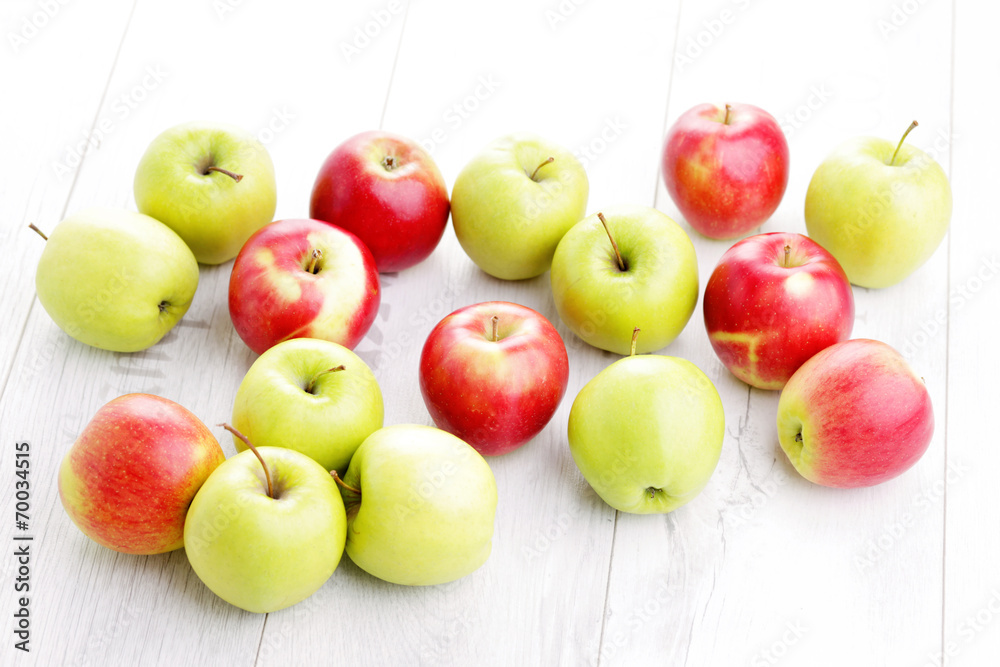 green and red apples