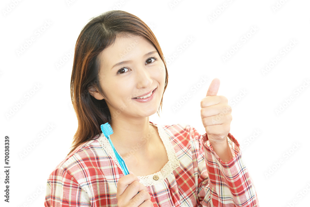 歯磨きをする女性 歯磨きをする女性