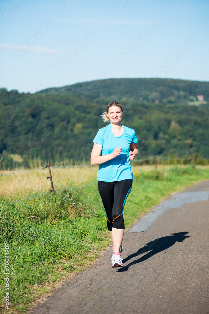 Erwachsene Frau beim Joggen Erwachsene Frau beim Joggen