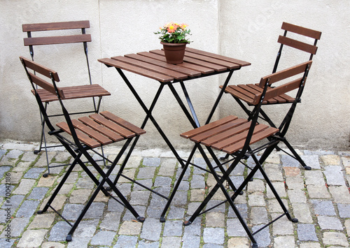 The caf   table with four chairs and a flower